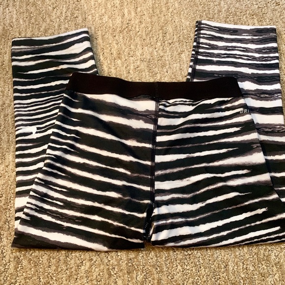 Nike Pro Dri-Fit Crop Leggings - Picture 2 of 4